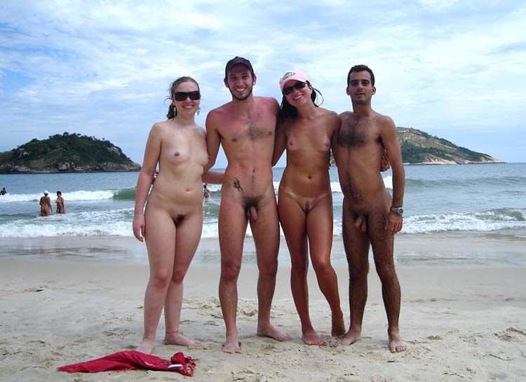 Группа нудистов на пляже фото