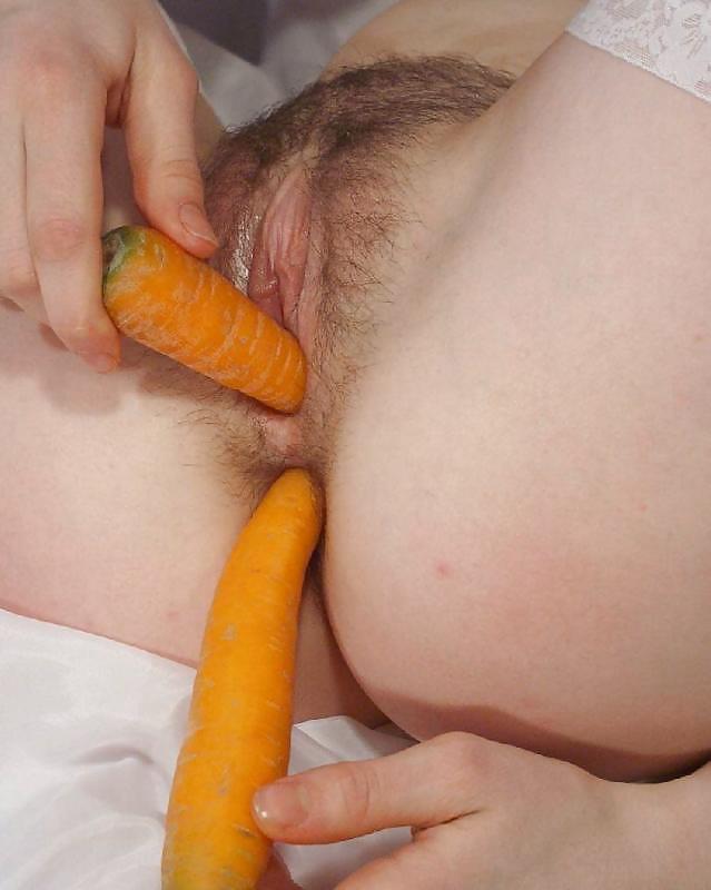 Анальная мастурбация морковкой молодой девушки