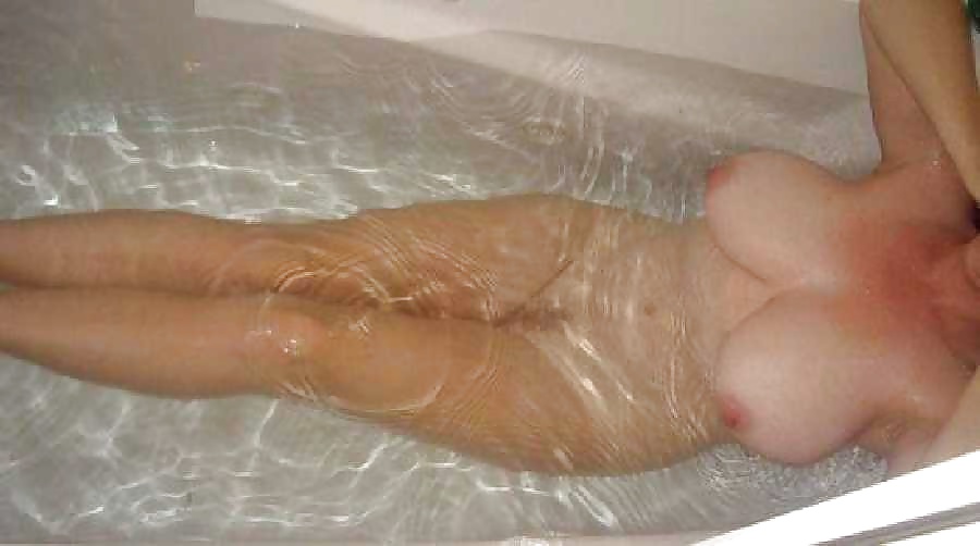 Фото голой жены в ванной