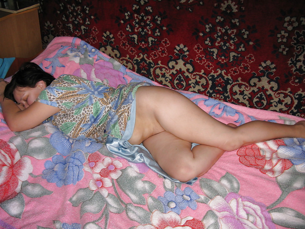 Жена лежит в халате без трусов фото