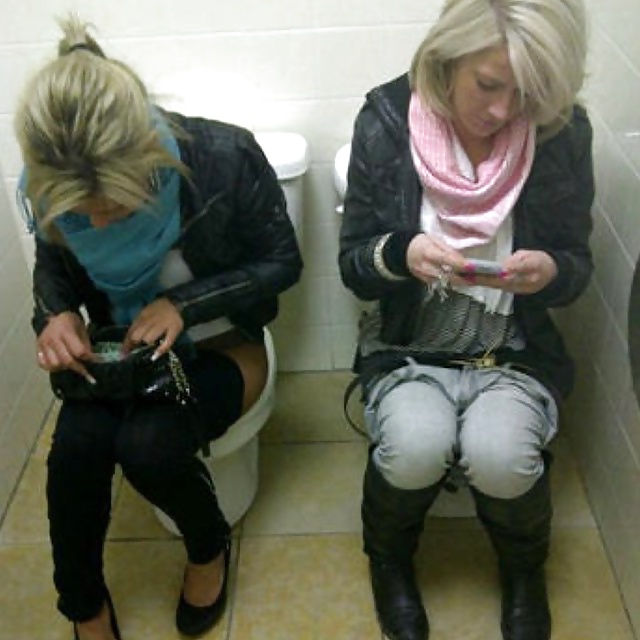 Девушки писающие в туалете 
