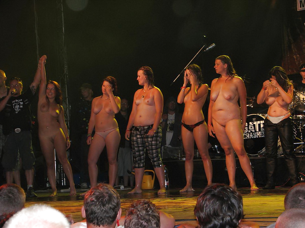 Naked Girs On Stage. 