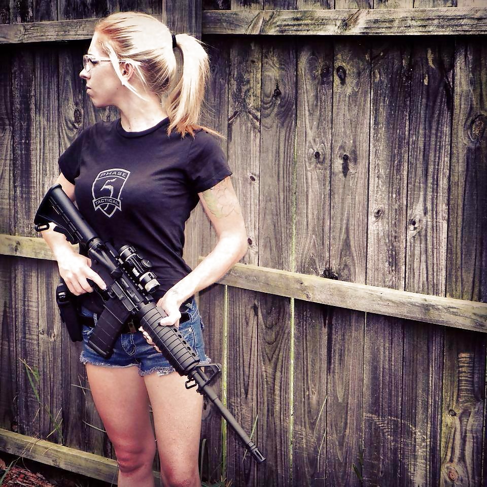 Молодая девушка с оружием