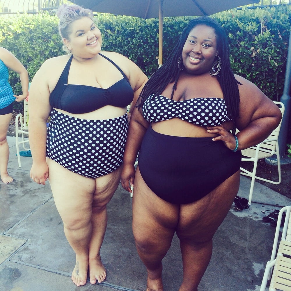 Несколько жирных женщин