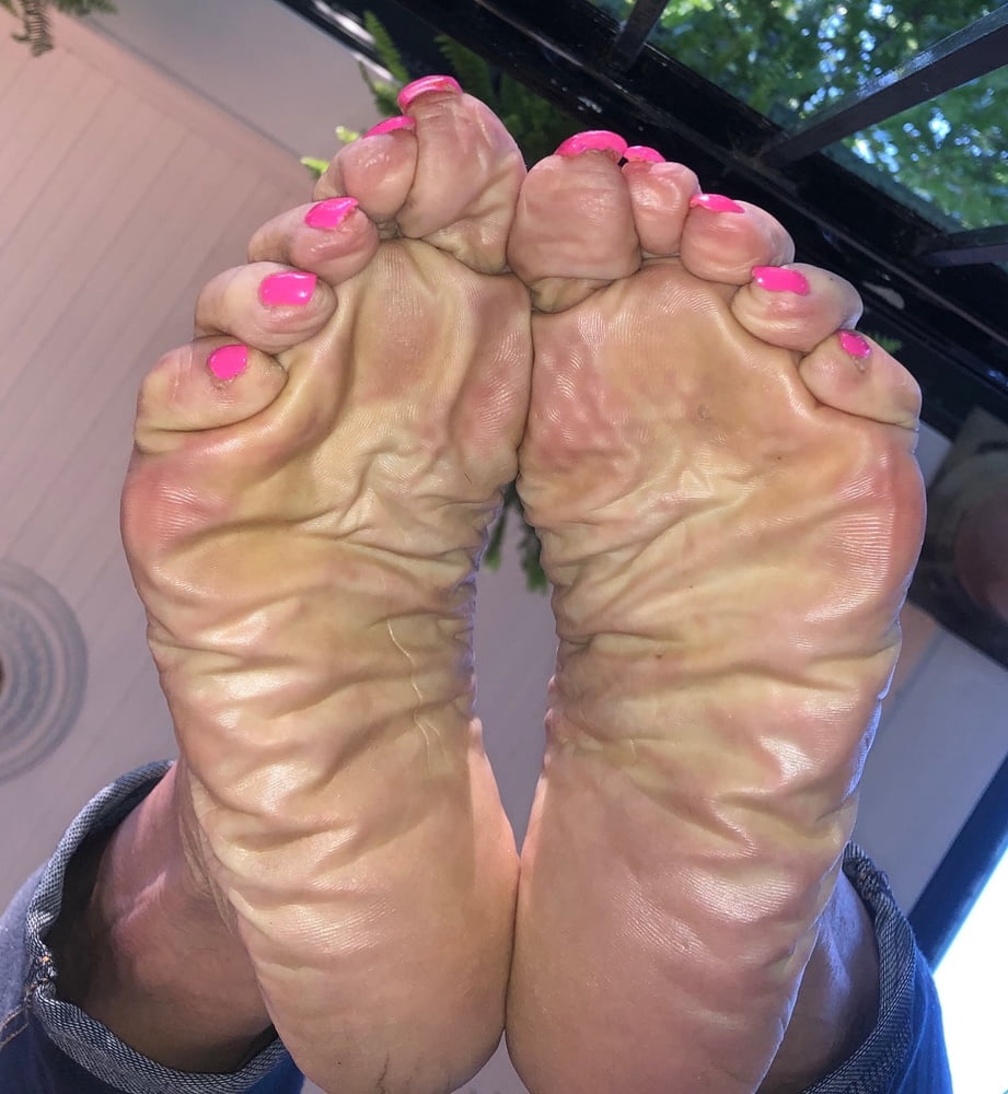 Meaty wrinkled soles double cumshot