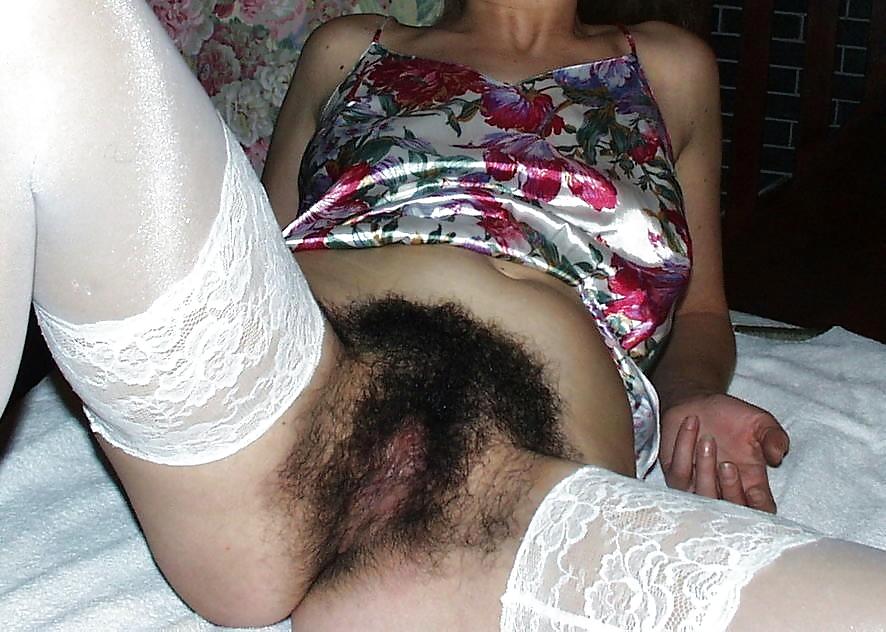 Волосатая вагина бабы в юбке 
