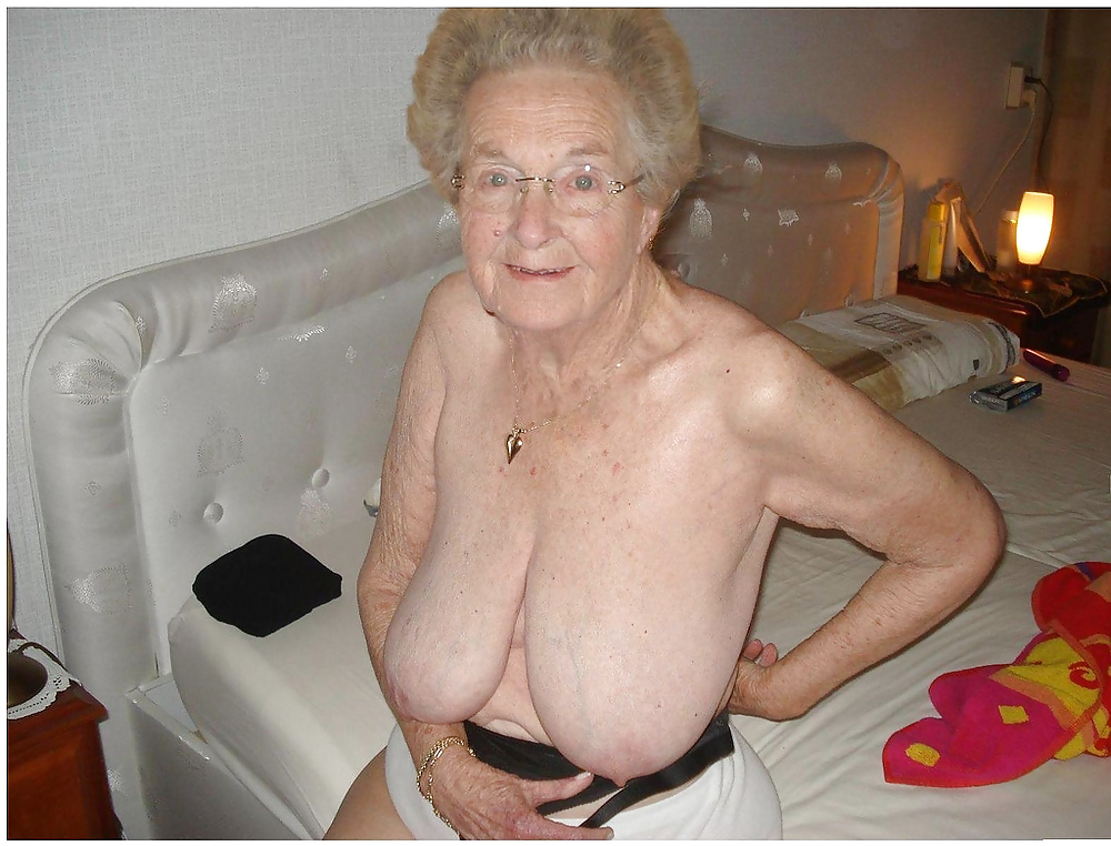 Обвисшая грудь пожилой дамы - фото голых старушек