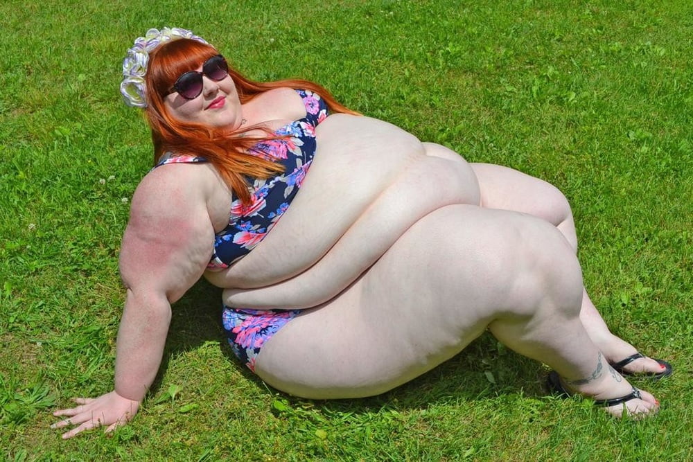 Нереальные дойки обнаженной толстой женщины эротика