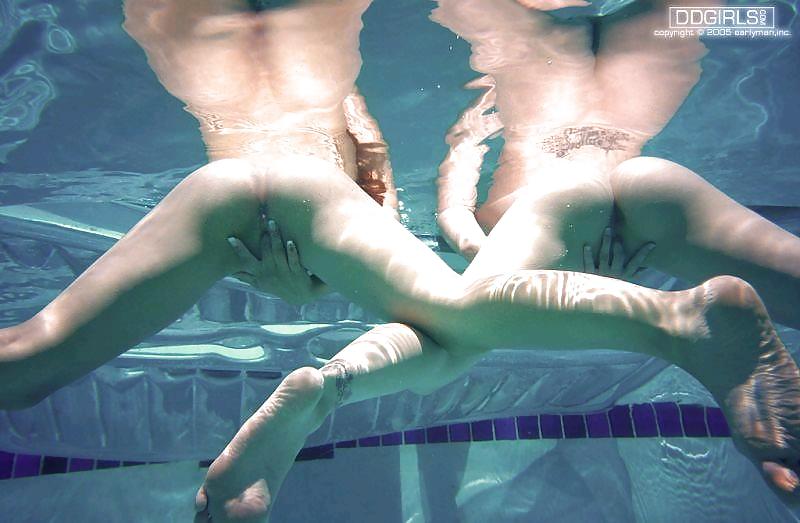 Сиськи в бассейне - порно фото