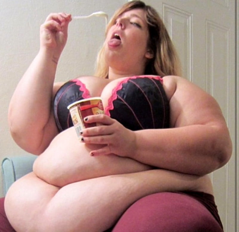 Dirty bbw plays with food