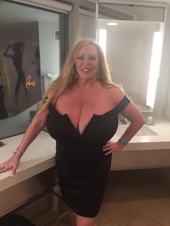 Huge Tit GILF Loves To Flash Her Giant Juggs 36 Pics XHamster