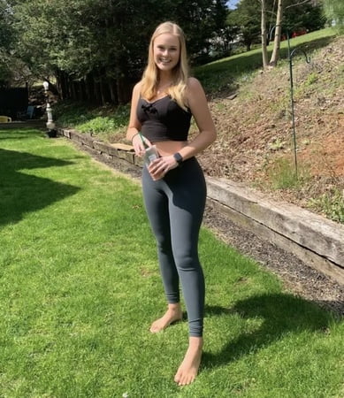 hottest whitegirls in tight leggings         