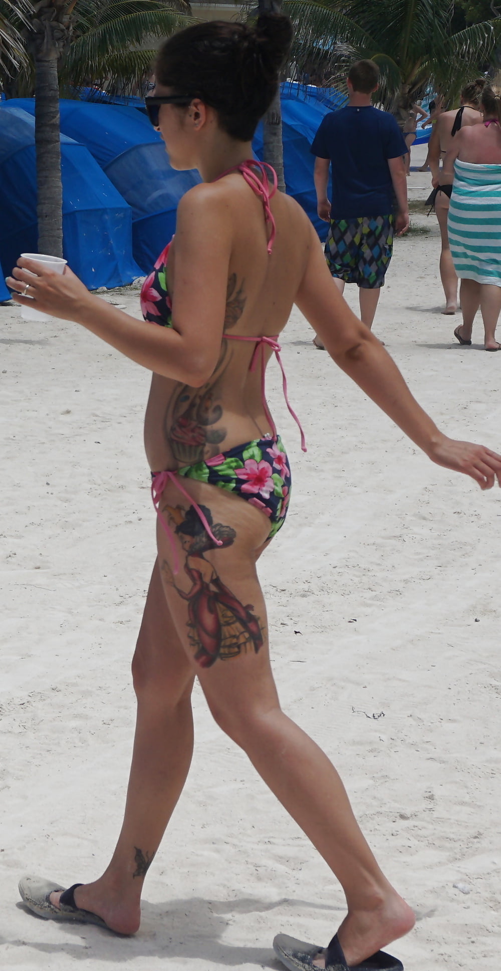 Porn image Inked girl at the beach