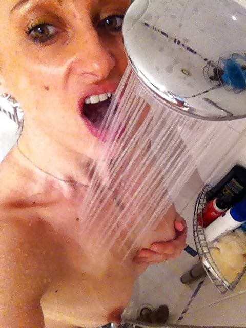 Porn image Elle aime le bain et la douche