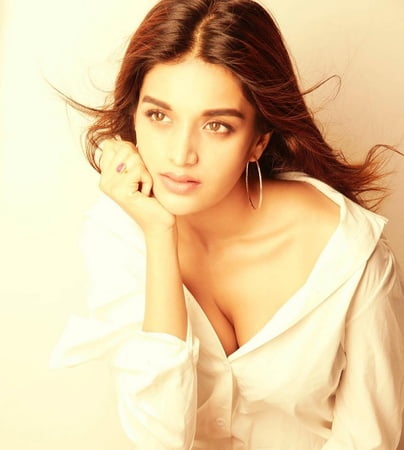 sizzling nidhhi agerwal         