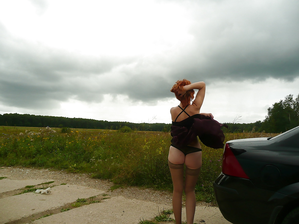 Porn image Mature amateur lady on a windy day.
