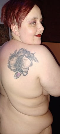 karcelyne shows her pleasure         