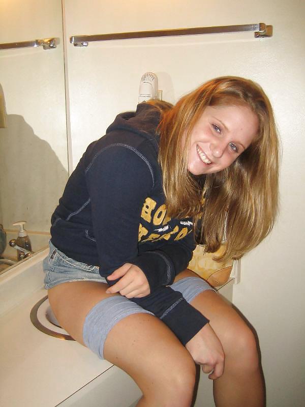 Porn image Girls Pee in the Sink?