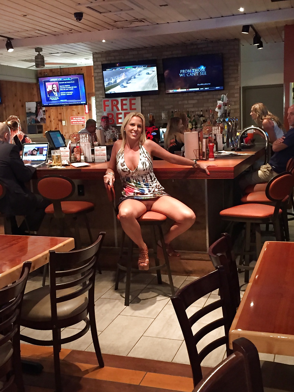 Watch Hooters now has a oyster bar - 2 Pics at xHamster.com! xHamster is th...