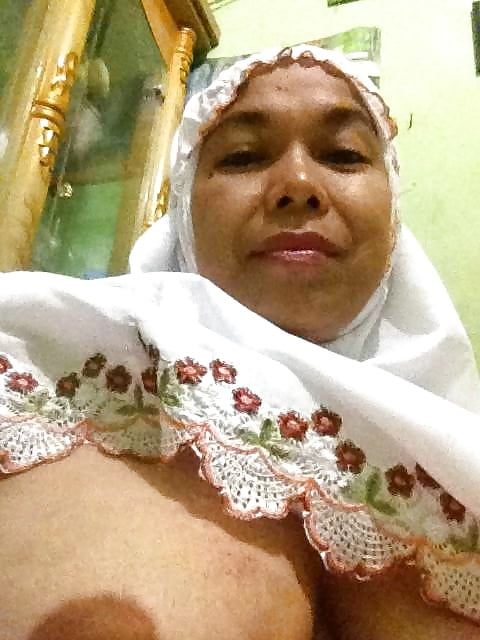 Indonesian Tante Berjilbab Selfi Bugil 7 Pics Xhamster 
