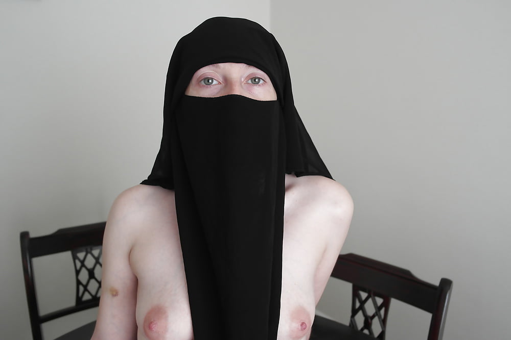Niqab Wife Posing Nude In Strappy High Heels
