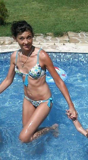 Porn image mommy in bikini almost flashing her little tits