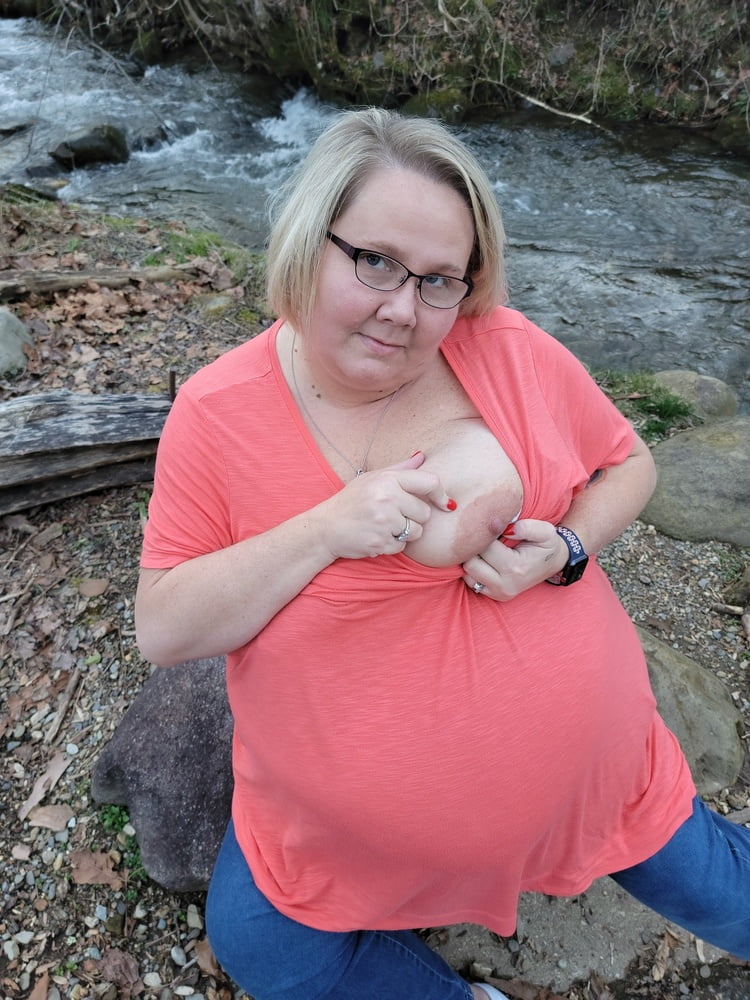 BBW Busty Wench fun in the Great Smokies - 17 Photos 