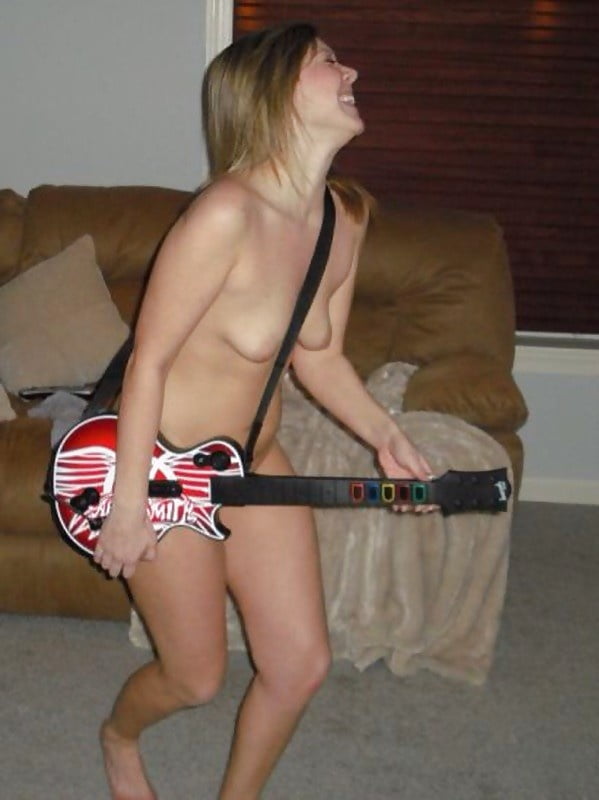 guitar-hero-girls-nude
