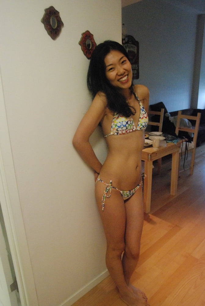 Korean girl in bikini- 10 Photos 