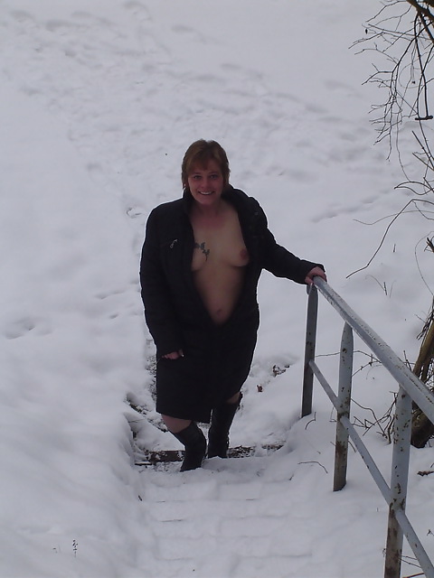 Porn image Nicole Berghaus from Gelsenkirchen naked snow 1