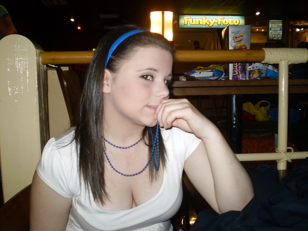 Porn image Teen cleavage