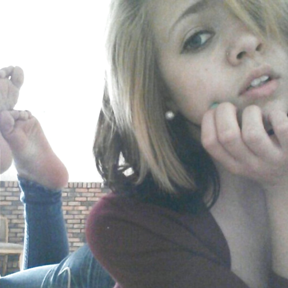 Porn image selfshot girls feet pose!!!