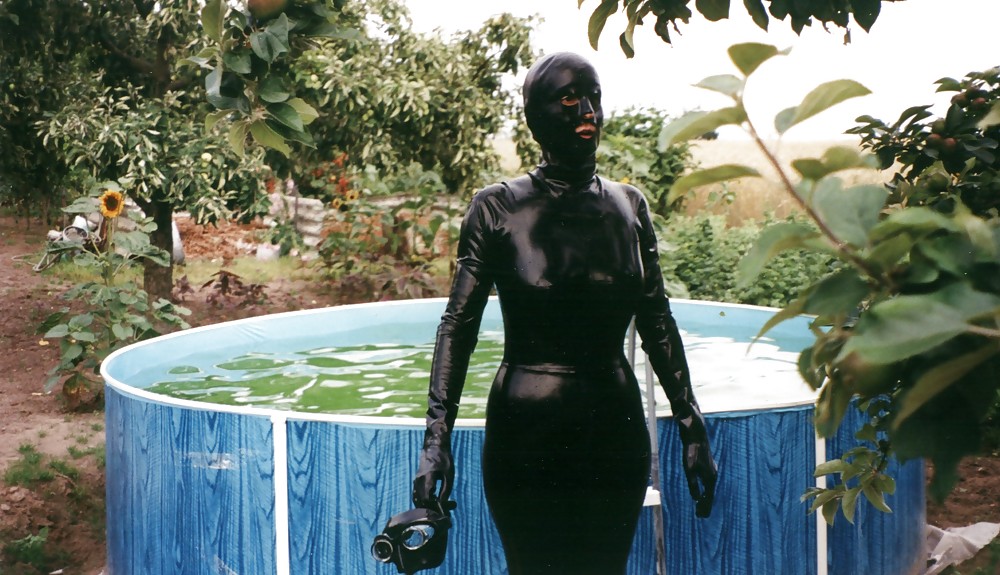 Porn image Latex im Pool