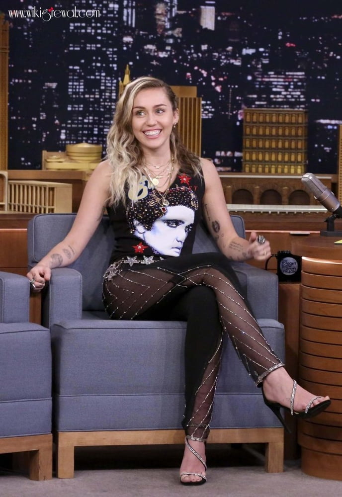 Miley Cyrus Foot Fetish - See and Save As miley cyrus feet porn pict - 4crot.com