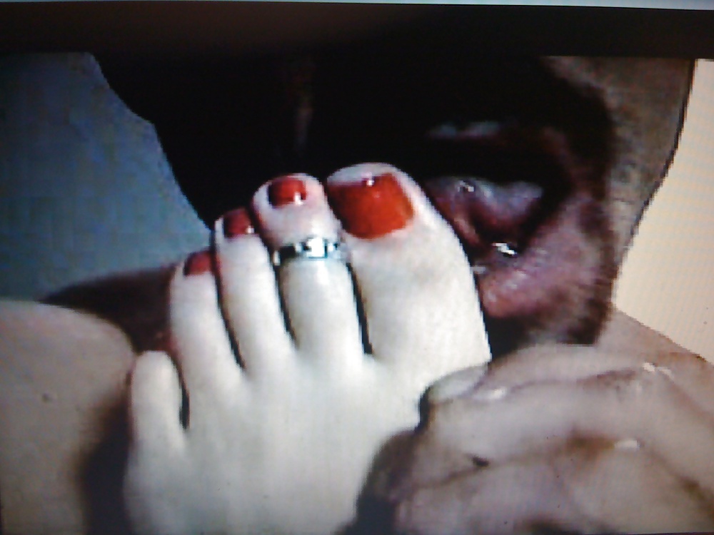 Porn image suckn Brittanys beautiful toes