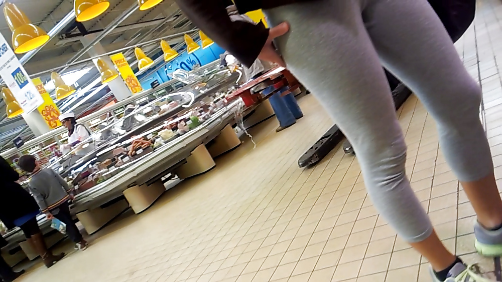 Porn image Une petite sportive au supermarche