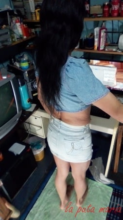 la puta maria en minidalda de jean         