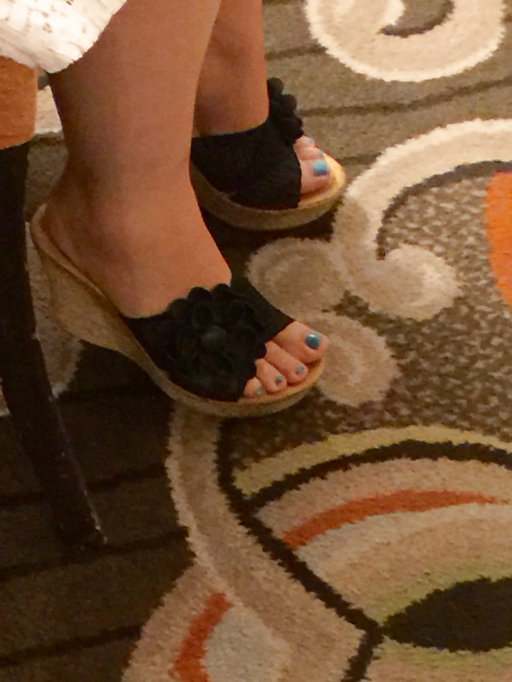 Porn image Wife's sexy feet in wedges playing in Vegas