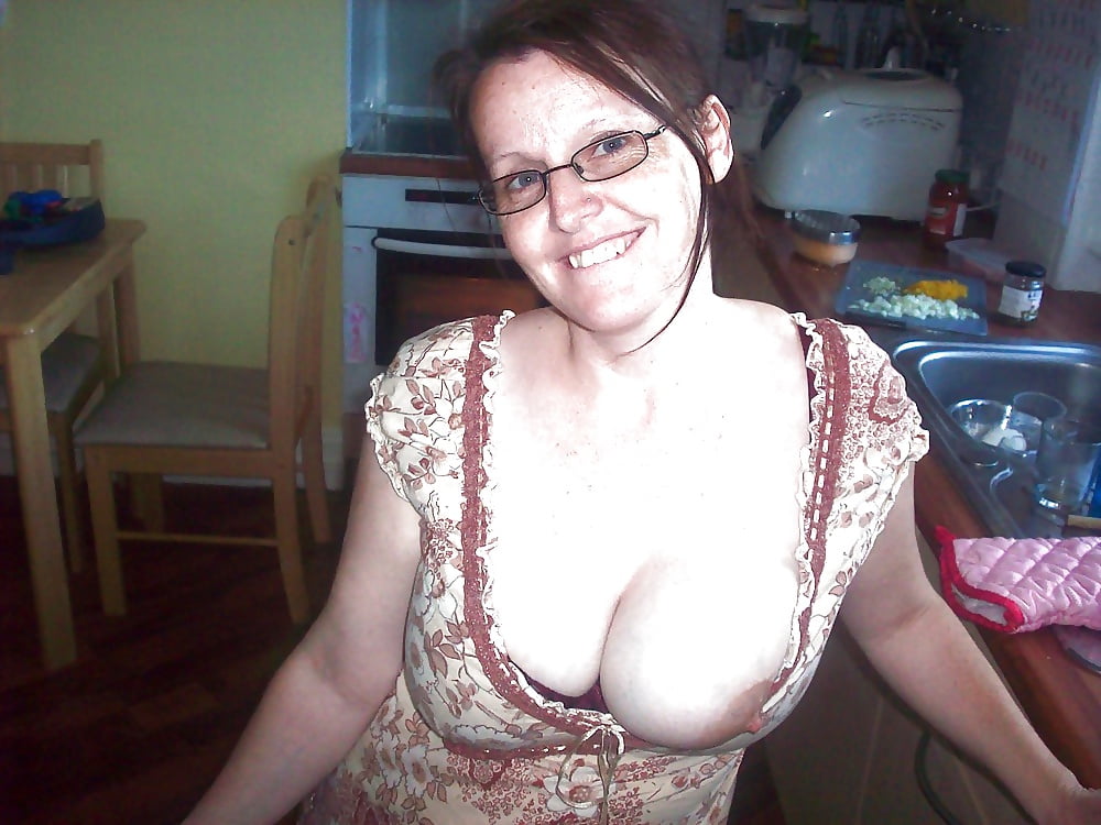Milfs And Matures Showing Their Cleavage 32 Pics Xhamster