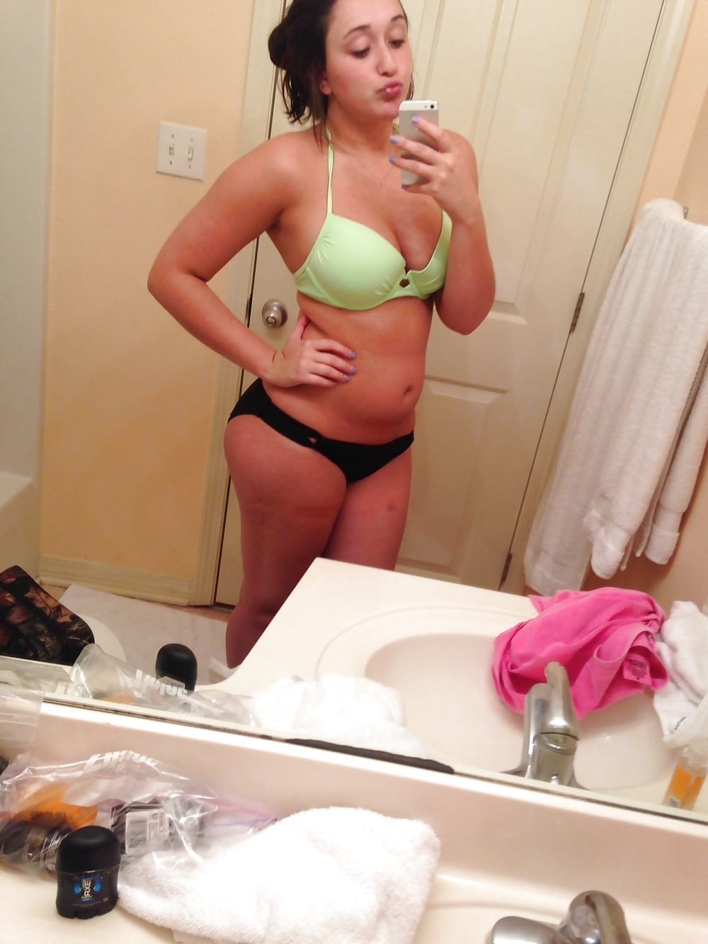 Porn image hot college slut Kate exposed