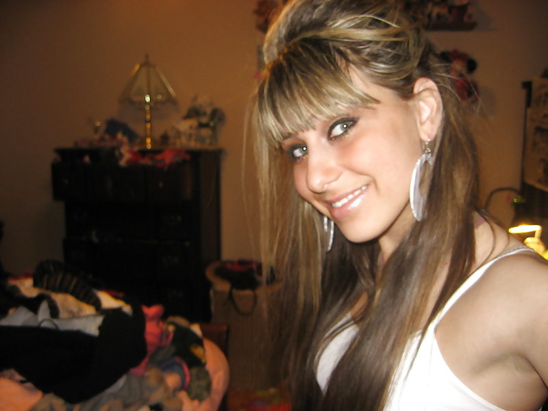 Porn image Slut posiert vorm Spiegel