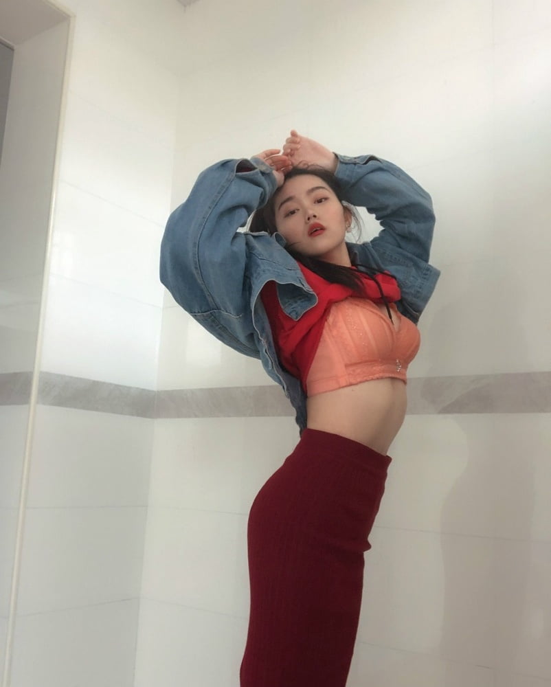 Daring Chinese Girl with Hot Body - 22 Photos 