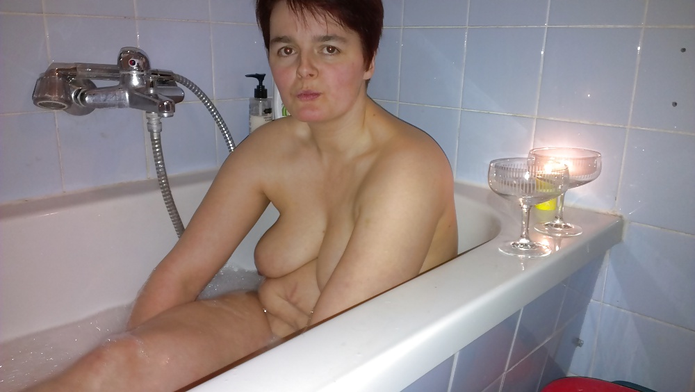 Amateur Girl fingert sich in Badewanne.