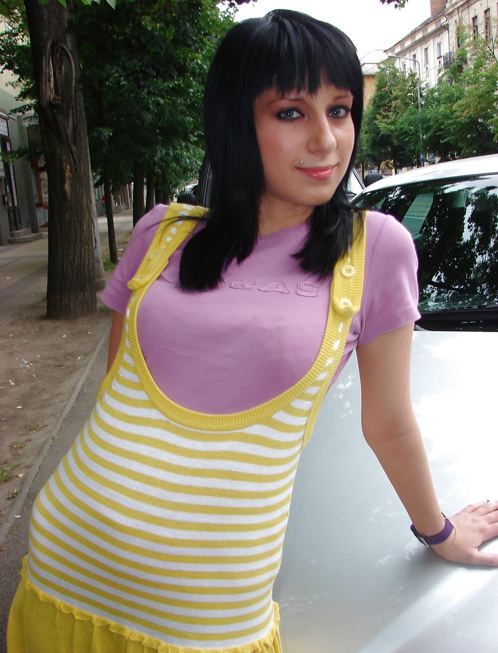 Porn image Girl can't keep her clothes on