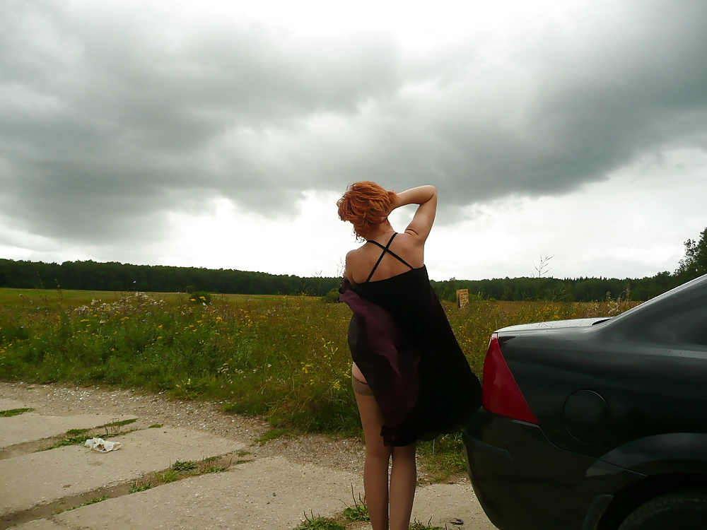 Porn image Mature amateur lady on a windy day.