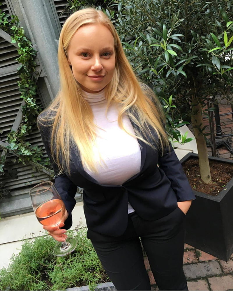 https://xhamster.com/photos/gallery/eine-kleine-tittenlady-11950920 