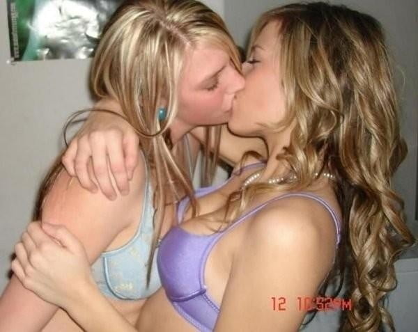 Porn image Lesbian kiss, blowjob and facial