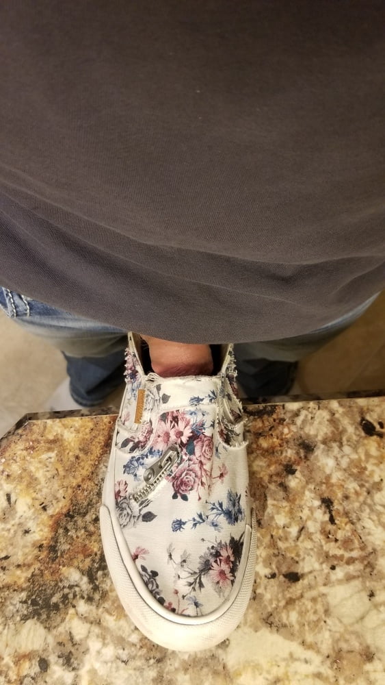 Cumming in her new slip-on!Oops - 11 Photos 