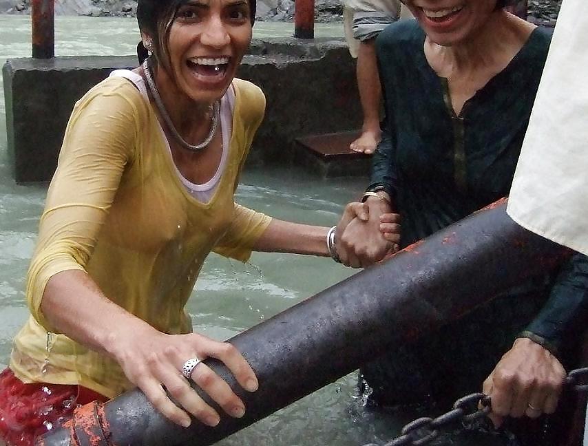 Indian Girls Bathing At River Ganga 15 Pics