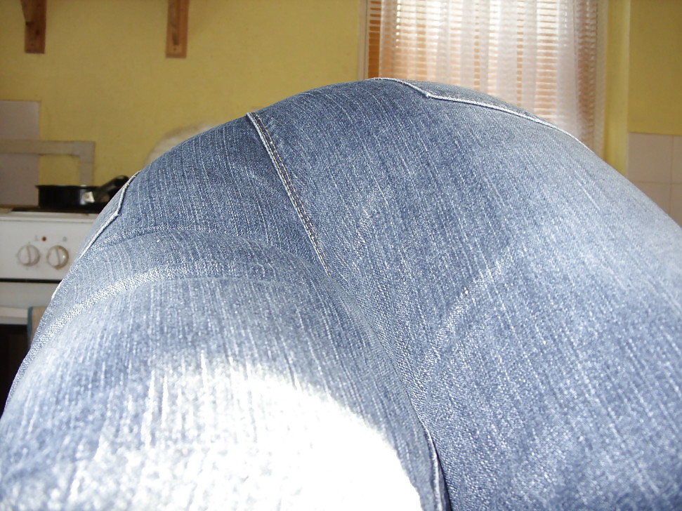 Porn image The wife's hot ass in sexy jeans